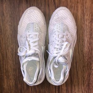 Women’s Nike tennis shoe (Air Huarache)